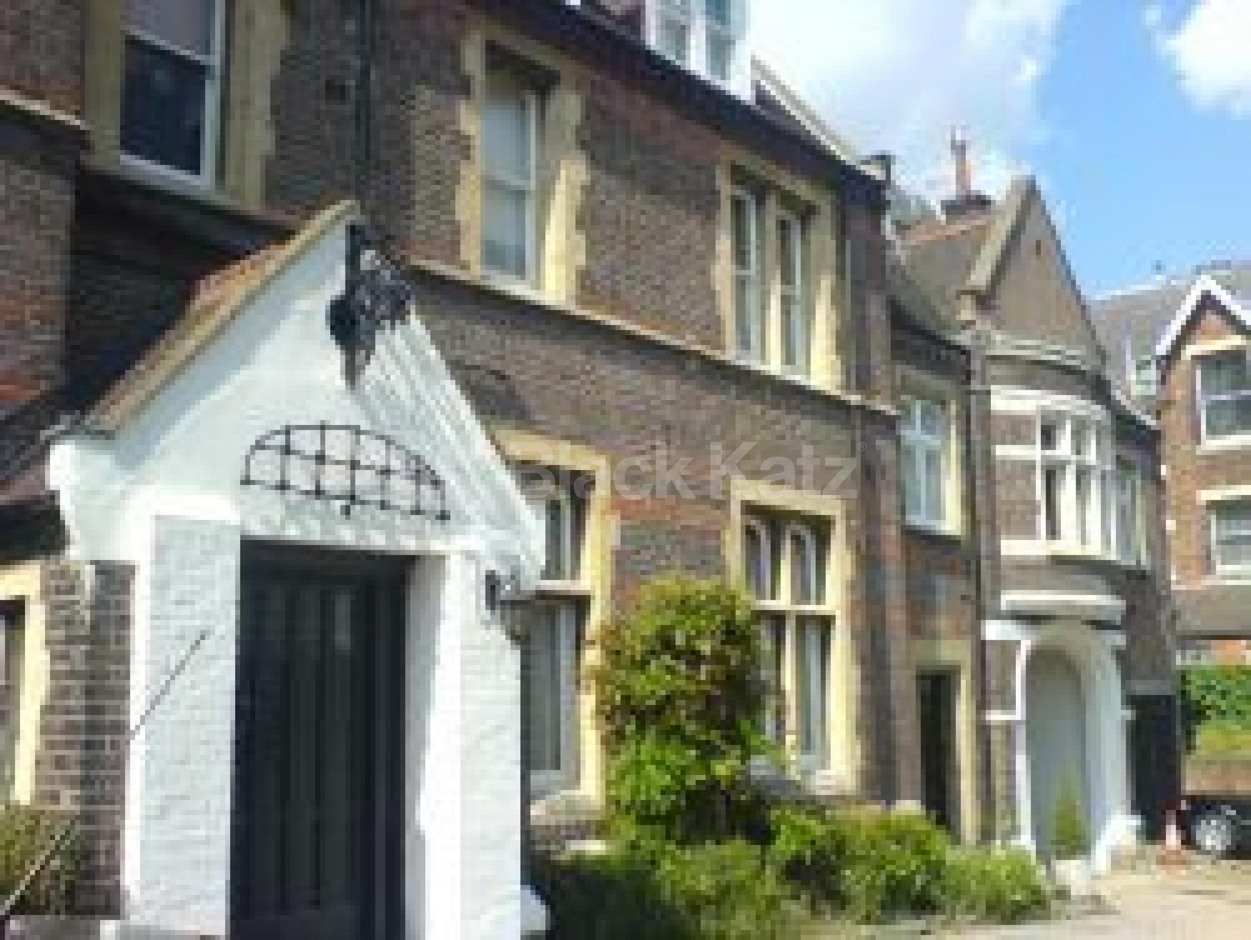 			1 Bedroom, 1 bath, 1 reception Flat			 Netherhall Gardens, HAMPSTEAD NW3 NW3